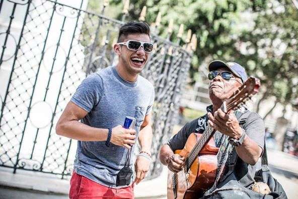 The Mexican Jonathan Paredes has felt like home, even enjoyed with one of the many street musicians in Havana. Photo: Red Bull Cliff Diving.