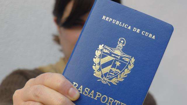 Pasaporte cubano. Foto: Pablo Eppelin.