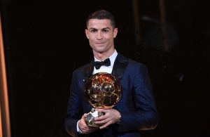 Cristiano Ronaldo con su quinto Balón de Oro. Foto: Franck Faugere / AFP.