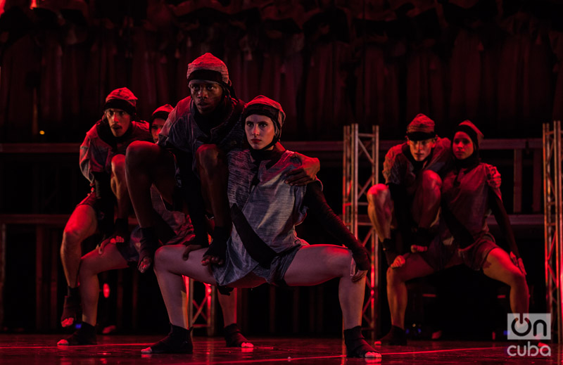 "Cármina Burana", por Danza Contemporánea de Cuba, tuvo dirección general de Miguel Iglesias y coreografía de George Céspedes. Foto: Claudio Pelaez Sordo.
