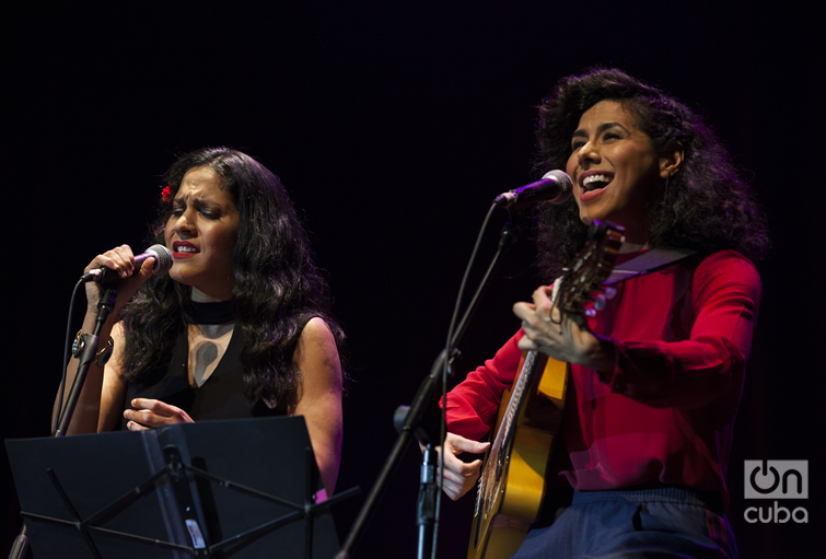 Haydée junto a la cantautora mexicana Rosalía León, con quien hace dúo en "Amor Deluxe". Foto: Claudio Pelaez Sordo.