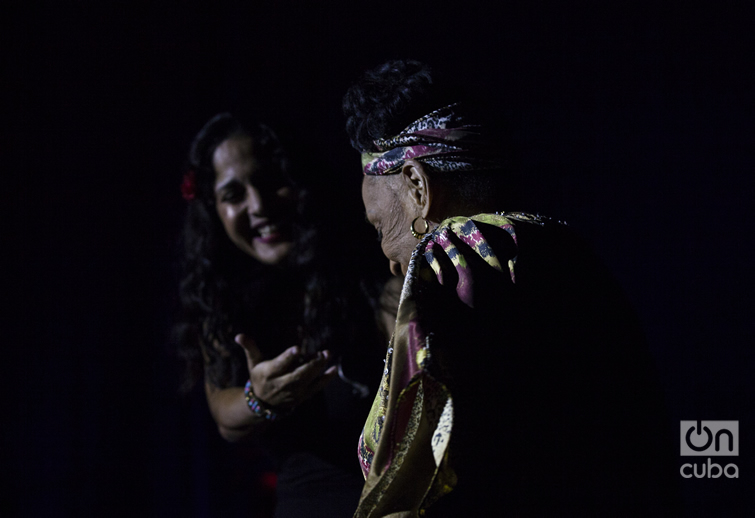 Haydée junto a Omara Portuondo en su concierto del Mella. Foto: Claudio Pelaez Sordo.