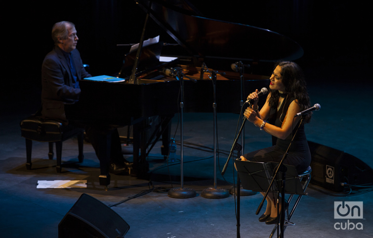 Haydée Milanés junto al pianista Ernán López-Nussa, con quien trabajó en los inicios de su carrera. Foto: Claudio Pelaez Sordo.