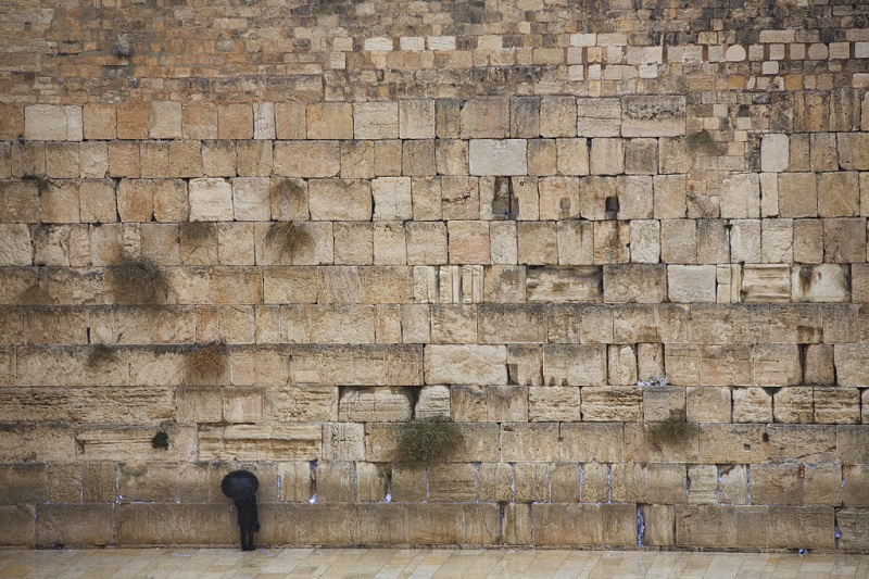 Un judío ultra-ortodoxo ora frente del Muro de los Lamentos en la Vieja Ciudad de Jerusalén, el miércoles 6 de diciembre del 2017. Foto: Oded Balilty / AP.