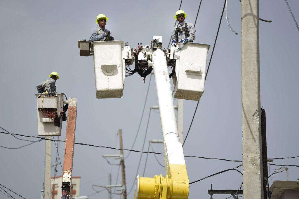 Brigadas de la Autoridad de Energía Eléctrica reparan tendidos dañados por el huracán María en Cantera, Puerto Rico, el 19 de octubre de 2017. Foto: Carlos Giusti / AP.