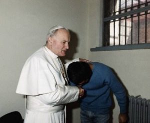 Juan Pablo II junto a Mehmet Ali Agca, quien intentó asesinarlo. Foto: elvasomediolleno.guru.
