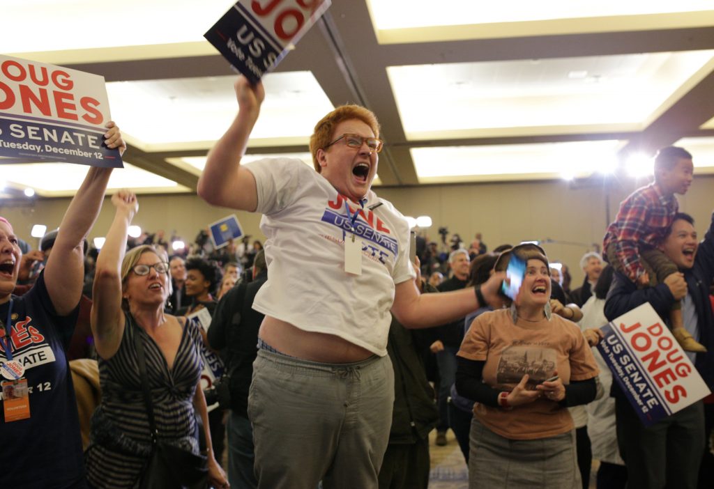 Partidarios de Doug Jones celebran su victoria. Foto: Marvin Gentry / Reuters