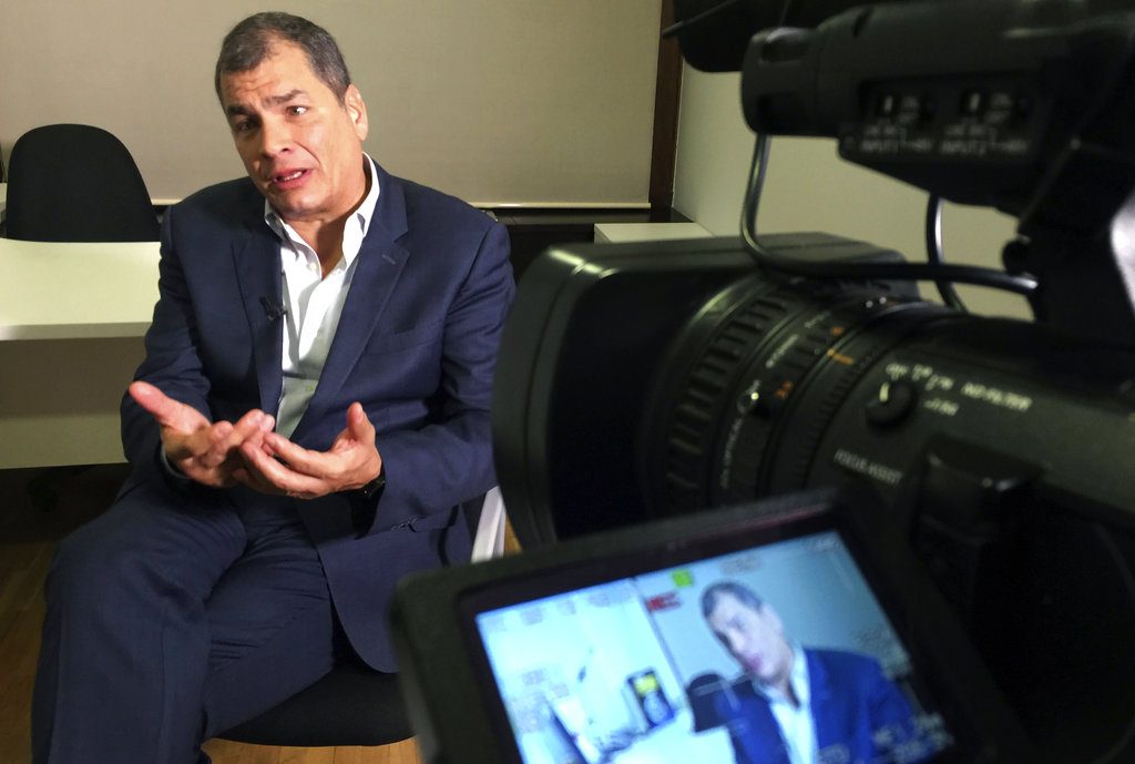 El expresidente ecuatoriano Rafael Correa habla durante una entrevista con The Associated Press en Madrid, el sábado 18 de noviembre de 2017. Foto: David Montero / AP.