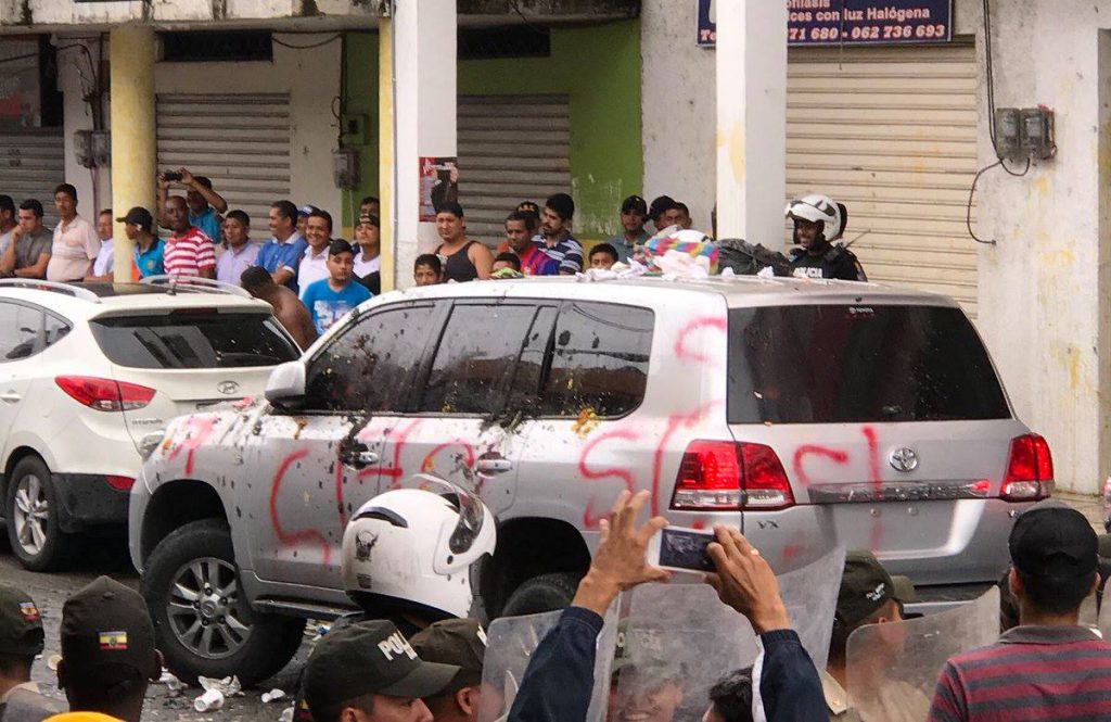 Correa estuvo virtualmente sitiado por unas tres horas en las instalaciones de un medio de comunicación en Quinindé. Foto: Cuenta de Facebook de Telesur.