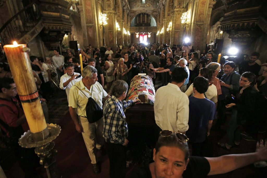 Dolientes y admiradores rinden sus últimos respetos al poeta durante un servicio memorial en la Catedral de Santiago el miércoles 24 de enero de 2018. Foto: Luis Hidalgo / AP.