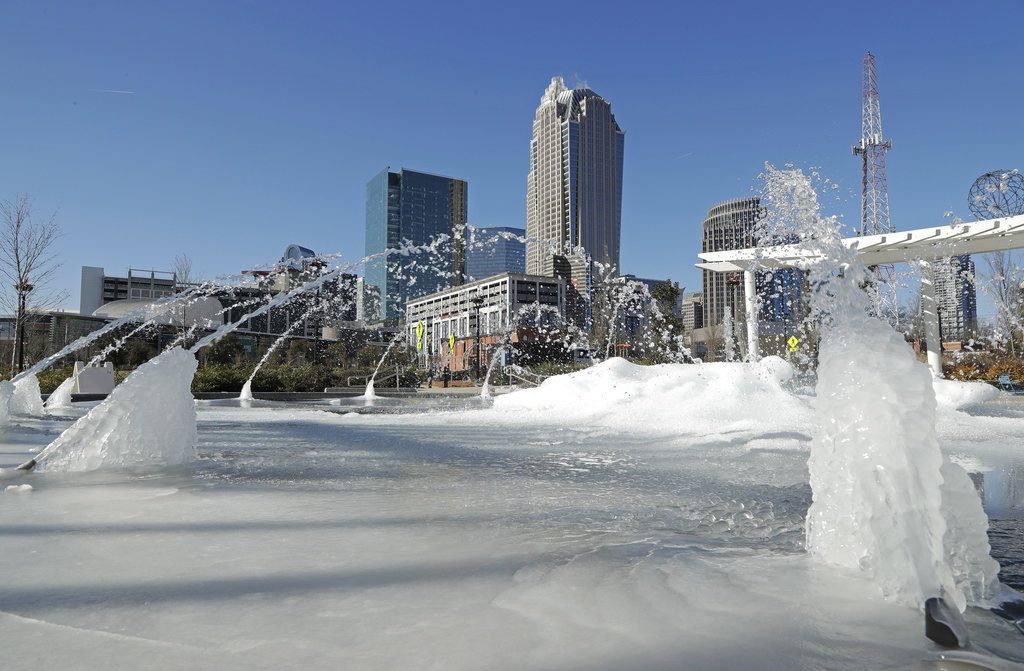 Chorros de agua brotan de una fuente congelada cerca del centro de Charlotte, Carolina del Norte, el martes 2 de enero de 2018. Foto: Chuck Burton / AP.