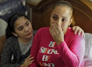 Leslie Rivera es consolada por su hija Yandeliz en la habitación del hotel donde vive la familia después de que el huracán María destruyera su casa en Puerto Rico. Foto: Chris O'Meara / AP.