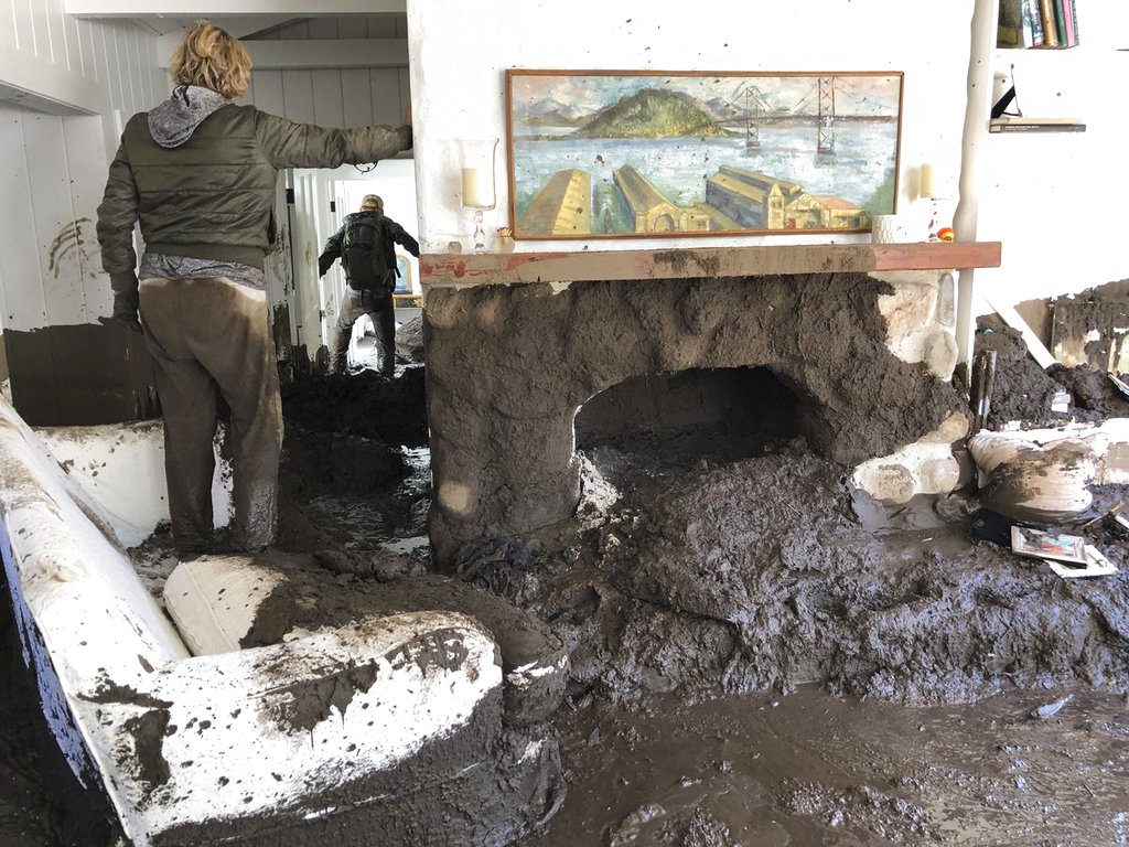 Una casa que resultó dañada por las fuertes lluvias que azotaron a la ciudad de Montecito, California. Foto: Mike Eliason / Departamento de Bomberos del condado de Santa Bárbara vía AP.