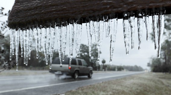 El agua congelada en las carreteras de Florida es un fenómeno bastante inusual. Foto: AP.