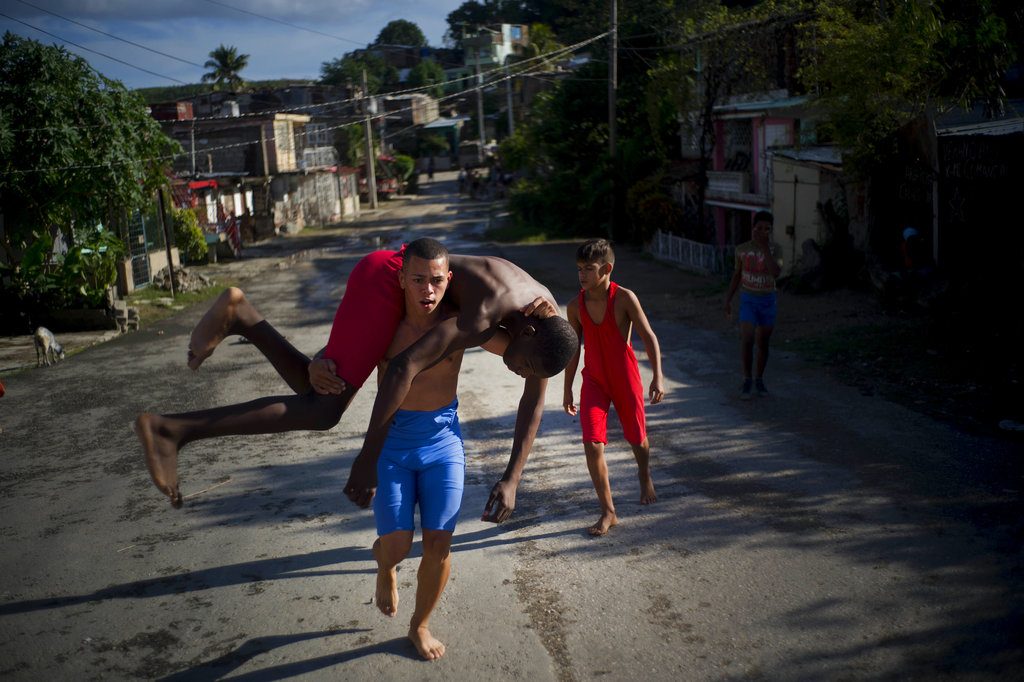 Jóvenes luchadores se entrenan en la calle. Foto: Ramón Espinosa / AP.