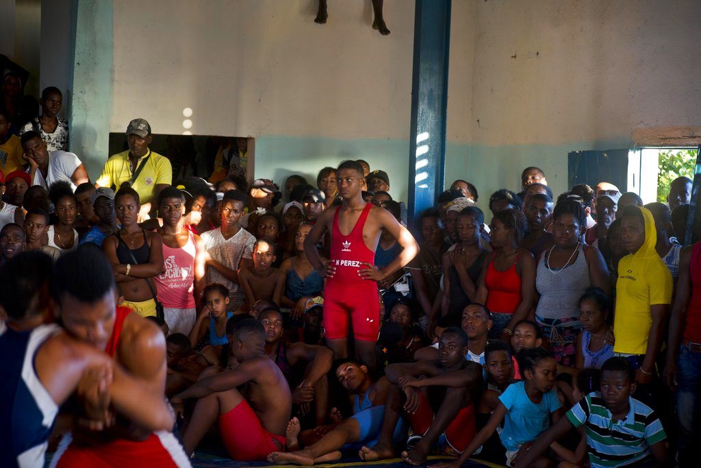 La gente llena un gimnasio para la competición de lucha de nivel aficionado. Foto: Ramón Espinosa / AP.