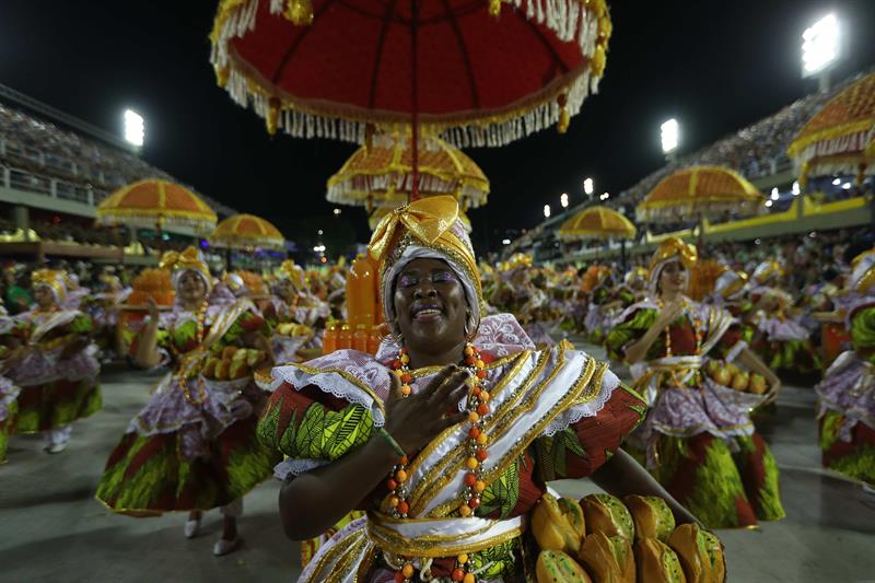 Integrantes de la escuela de samba del Grupo Especial Uniao da Ilha desfilan hoy, lunes 12 de febrero de 2018, en la celebración del carnaval en el sambódromo de Marques de Sapucaí en Río de Janeiro (Brasil). EFE/Marcelo Sayão