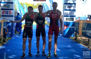 Los tres primeros lugares de la distancia olímpica, los portugueses Alexandre Nobre y Miguel Arraiolos, junto al tercer lugar, el canadiense Rasmussen. Foto: Otmaro Rodríguez.