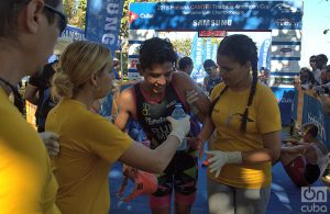 Personal médico atiende atletas después de una competencia de triatlón en La Habana. Foto: Otmaro Rodríguez.