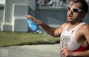 Ante el calor elevado, los competidores se bañan con agua durante la carrera. Foto: Otmaro Rodríguez.