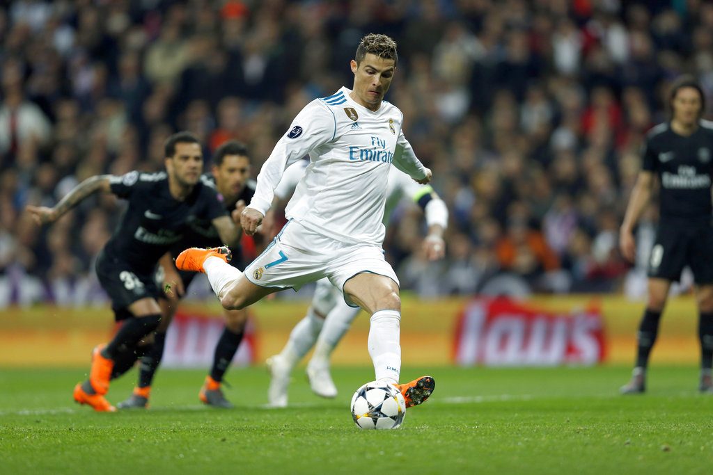 Cristiano Ronaldo anota un gol de penal contra PSG. Foto: Francisco Seco / AP.