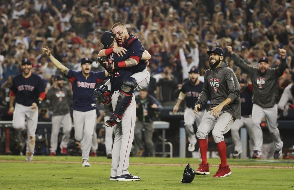 Los Medias Rojas de Boston celebran un memorable triunfo en el quinto juego de la Serie Mundial ante los Dodgers de Los Ángeles para alzarse con el título, el 28 de octubre de 2018. (AP Foto/Jae C. Hong)