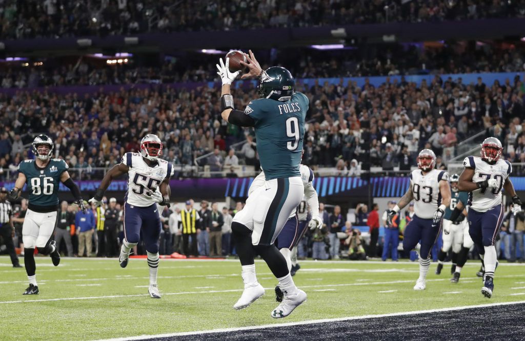Nick Foles de los Eagles de Filadelfia atrapa un pase de touchdown durante el primer tiempo del Super Bowl ante los Patriots de Nueva Inglaterra, el 4 de febrero de 2018 en Minneapolis. Esta atrapada fue uno de los momentos memorables que encumbraron a Foles como MVP del Super Bowl. (AP Foto/Jeff Roberson)