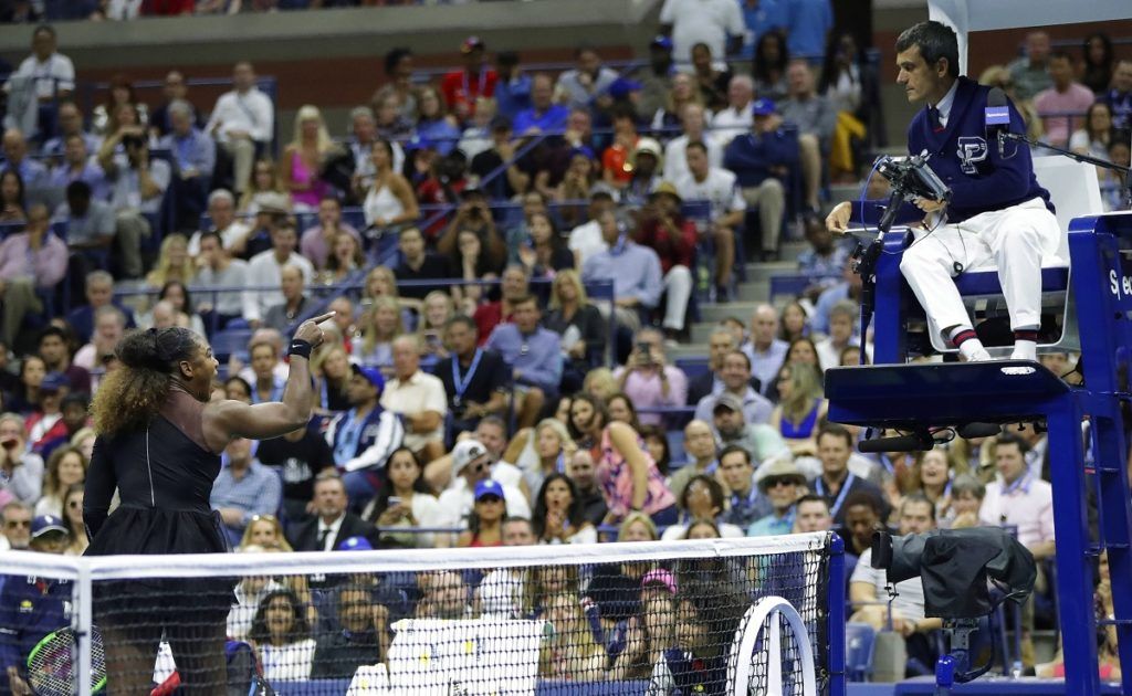 Serena Williams discute con el juez de silla Carlos Ramos durante su partido ante Naomi Osaka en la final femenina del Abierto de Estados Unidos, el 8 de septiembre de 2018 en Nueva York. (AP Foto/Julio Cortez)