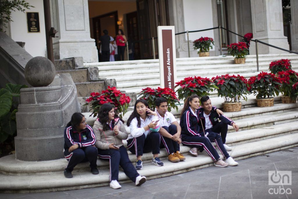 Un grupo de estudiantes en las escalinatas de la casa Miguel Alemán de Los Pinos, CDMX. Foto: Alejandro Saldívar.