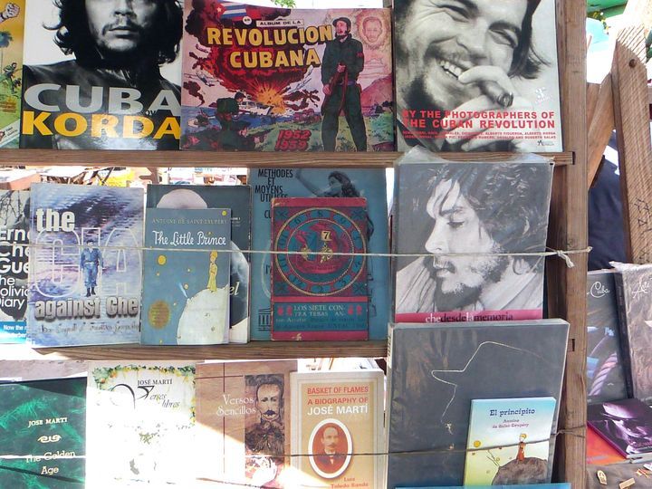 Librerías ambulantes en La Habana. Foto: Ángel Marqués Dolz.