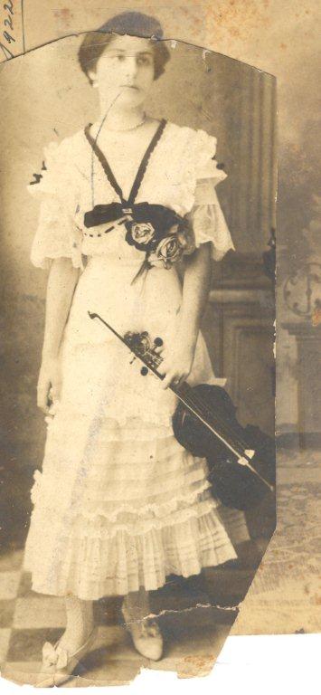 Loló y su violín. Foto: Archivo familiar.