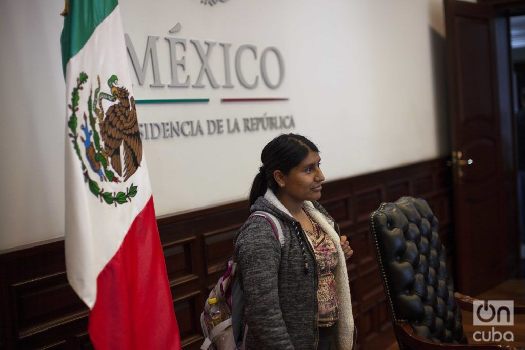 Una mujer posa en la casa Lázaro Cárdenas de Los Pinos, CDMX. Foto: Alejandro Saldívar.