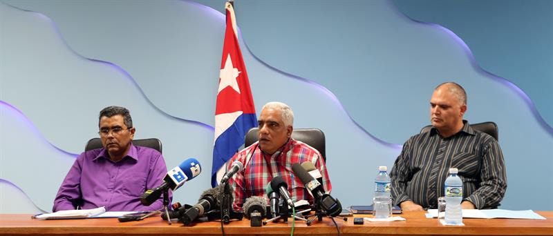 El director de transporte de pasajeros del Ministerio de Transporte en Cuba, Luis Ladrón de Guevara (c); el secretario de la Comisión Nacional de Seguridad Vial de Cuba, Reinaldo Becerra Acosta (izq), y el director general de la Empresa de Ómnibus Nacionales, Alberto Ramos Miranda (dcha), ofrecen hoy una rueda de prensa, en La Habana. Foto: Ernesto Mastrascusa / EFE.