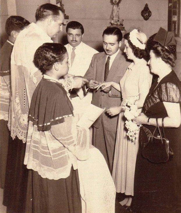 Foto de la boda: Sacerdote Ángel Gaztelu, Sergio García-Marruz (hermano de Bella), Eliseo, Bella y Berta, la madre de Eliseo. El padre de Bella había muerto en 1947 y por eso la ceremonia fue muy sencilla.