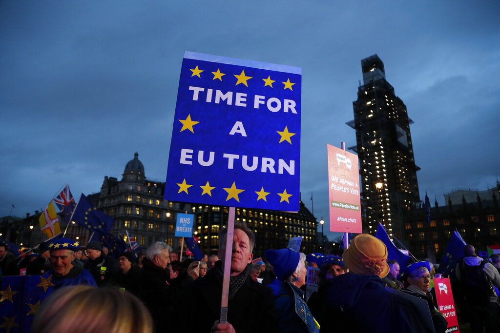 Manifestantes proeuropeos se concentran en la Plaza del Parlamento, Londres, 15 de enero de 2019. (AP Foto/Frank Augstein)
