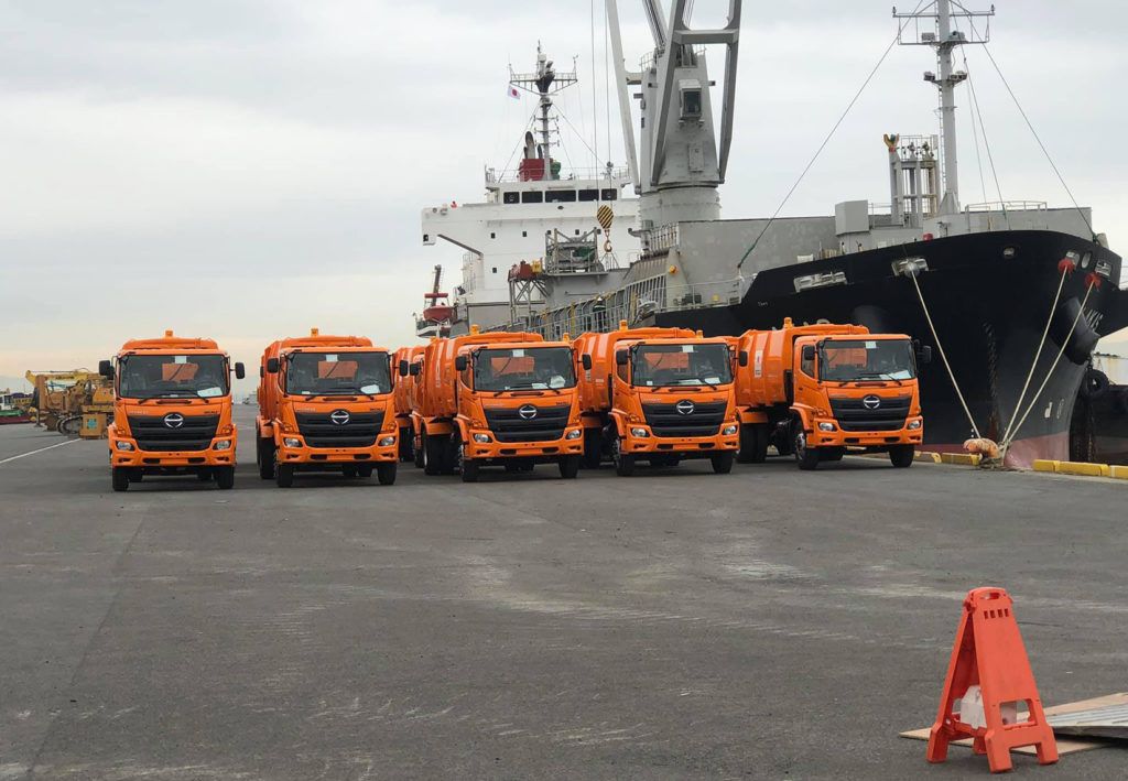 Un primer lote de 24 camiones colectores de basura, donados por Japón a Cuba, partió este martes desde el puerto japonés de Kobe con destino a la capital cubana. Foto: Embajada de Cuba en Japón / Facebook.