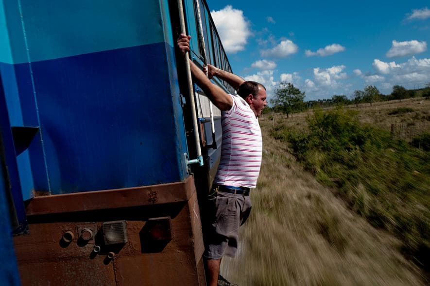 Un tren circula por el campo en dirección a San Antonio de los Baños desde La Habana. Foto: Eliana Aponte.
