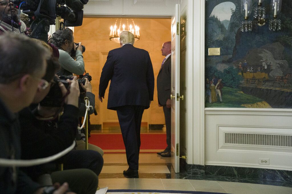 El presidente Donald Trump sale de la sala después de hablar sobre el cierre parcial del gobierno, migración y seguridad fronteriza en la Casa Blanca, el sábado 19 de enero de 2018 en Washington. (AP Foto/Alex Brandon)