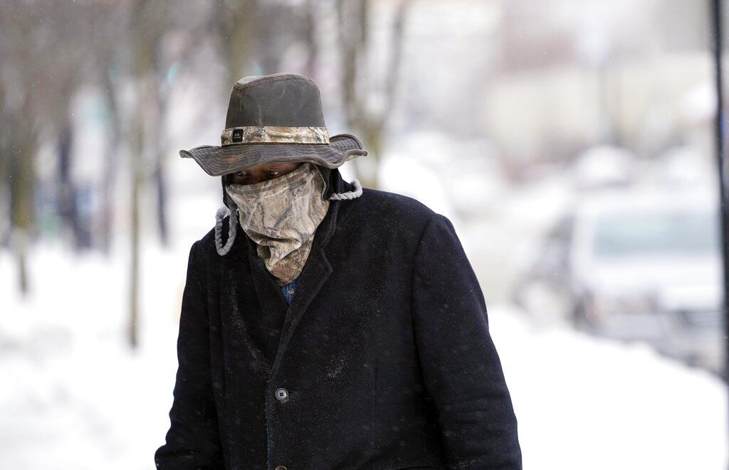 Marvin Hooks utiliza una máscara para protegerse del frío mientras camina en North Street en Pittsfield, Massachusetts, el lunes 21 de enero de 2019. (Ben Garver/The Berkshire Eagle vía AP)