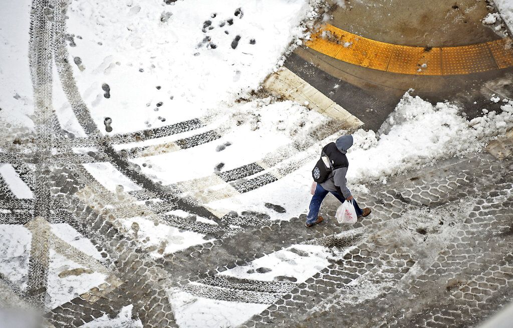 Un peatón cruza una calle en el centro de Scranton, Pensilvania, el domingo, 20 de enero del 2019. Una fuerte tormenta llevó nieve y algunas de las temperaturas más bajas de la temporada a vastas secciones de Estados Unidos el fin de semana, causando condiciones peligrosas en los caminos. (Butch Comegys/The Times-Tribune vía AP)