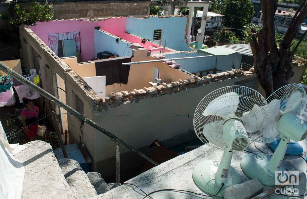 Vista de la casa de Danaisy Alfonso, en Guanabacoa, La Habana, seriamente dañada por el tornado del pasado 27 de enero de 2019. En el patio, una de sus vecinas. Foto: Otmaro Rodríguez.