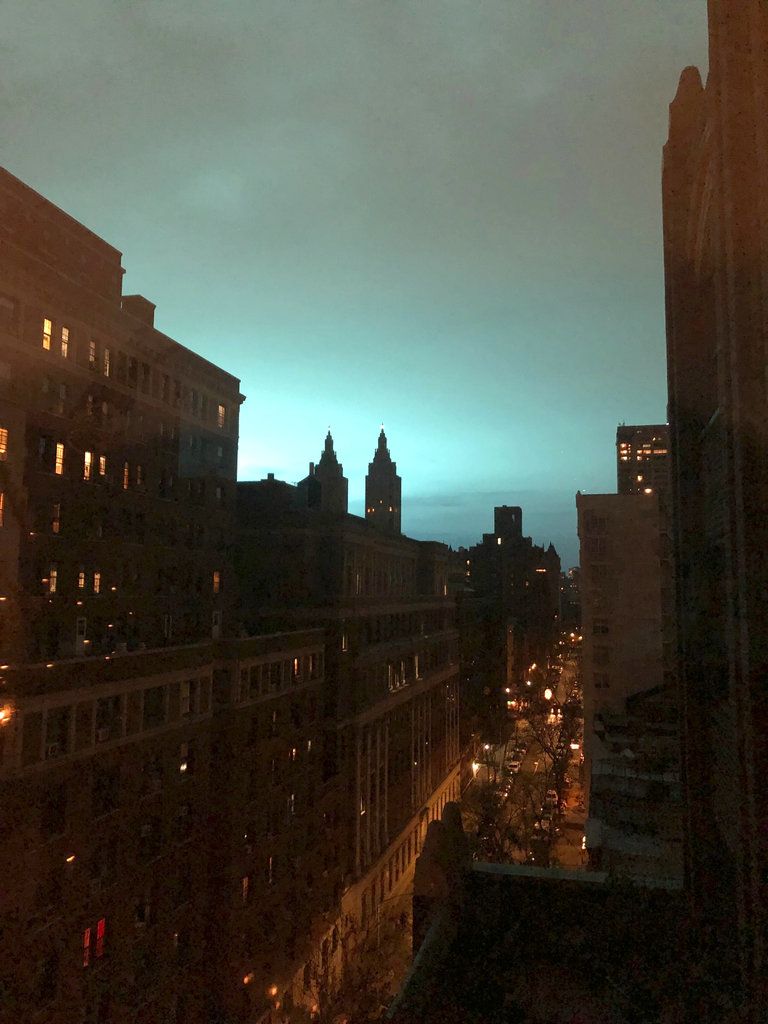 Esta fotografía muestra un tono azul en el cielo de Nueva York, el jueves 27 de diciembre de 2018. La policía indicó que se debió al estallido de un transformador. (AP Foto/Jay Reeves)