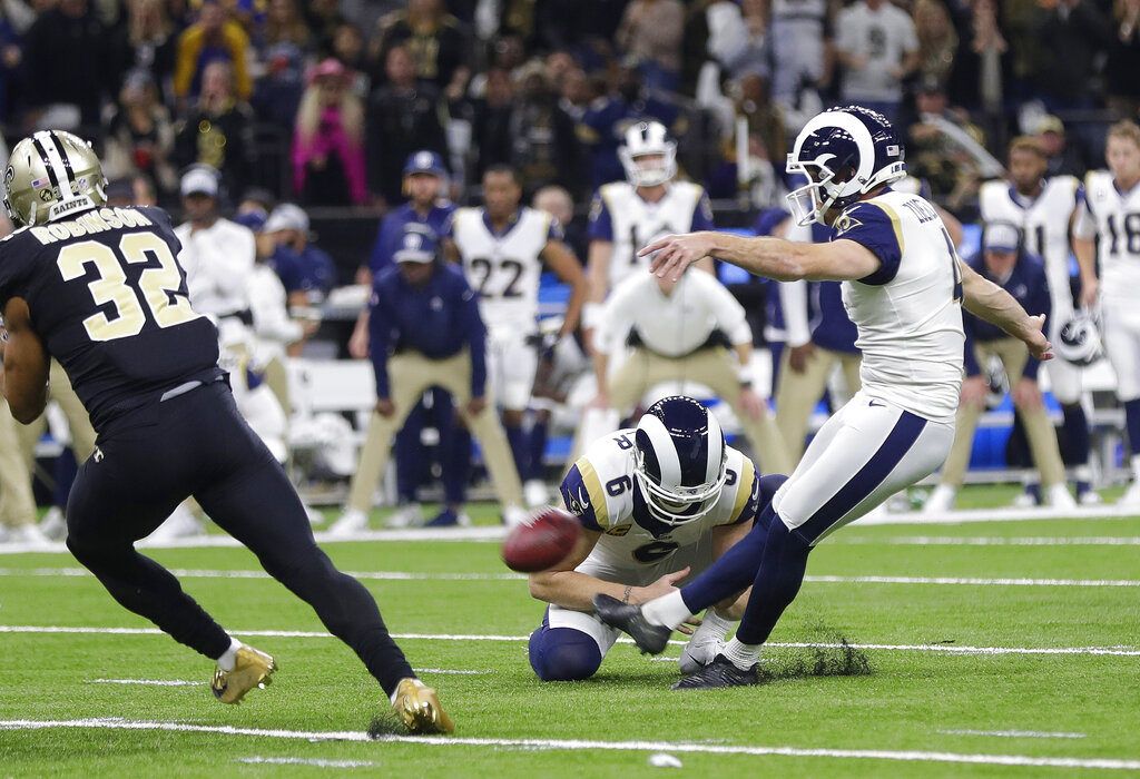El pateador Greg Zuerlein conecta un gol de campo por los Rams de Los Ángeles en duelo por el campeonato de la Conferencia Nacional de la NFL frente a los Saints, en Nueva Orleáns, el domingo 20 de enero de 2019. (AP Foto/Gerald Herbert)
