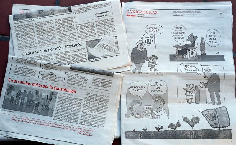 Varios periódicos publican diversas formas de propaganda política respecto a la votación por la nueva Constitución el próximo 24 de febrero. Foto: Ernesto Mastrascusa / EFE.
