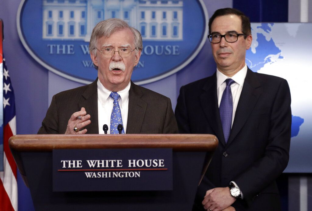 El asesor de seguridad nacional de la Casa Blanca, John Bolton, habla acompañado por el secretario del Tesoro Steven Mnuchin en una conferencia de prensa, el lunes 28 de enero del 2019, en Washington. (AP Foto/ Evan Vucci)