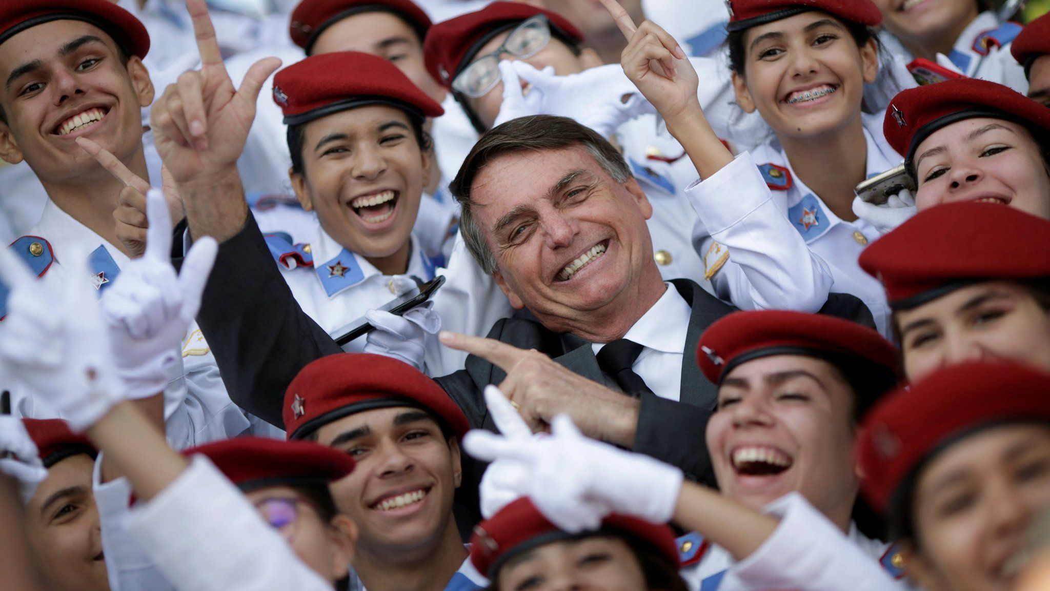 El entonces candidato Bolsonaro, con estudiantes de un colegio militar en Brasilia, en abril de 2018. Foto: Ueslei Marcelino /Reuters.