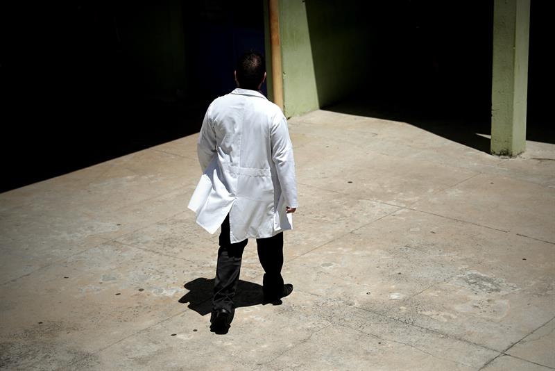 El médico cubano Yennier Escobar, de 33 años, camina por las instalaciones de la Unidad Básica de Salud "Nova Bom Sucesso", el pasado lunes, 28 de enero de 2019, en Guarulhos, estado de Sao Paulo. Foto: Fernando Bizerra Jr. / EFE.
