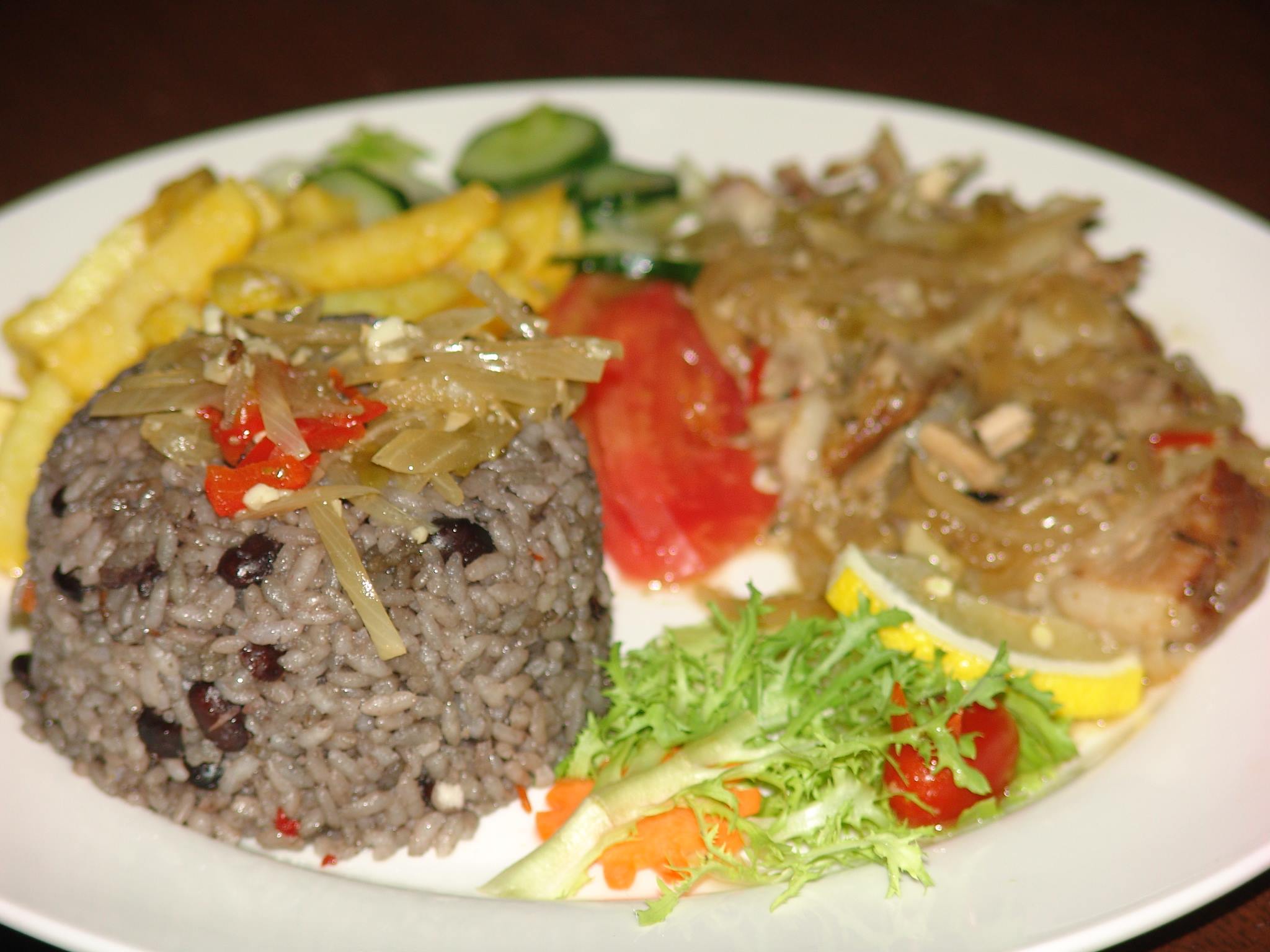 Uno de los platos bandera de A-ché (y de todo restaurante cubano que se haya instalado en Pekín) ha sido la "completa" de bisté de cerdo, arroz congrí, vianda y ensalada.