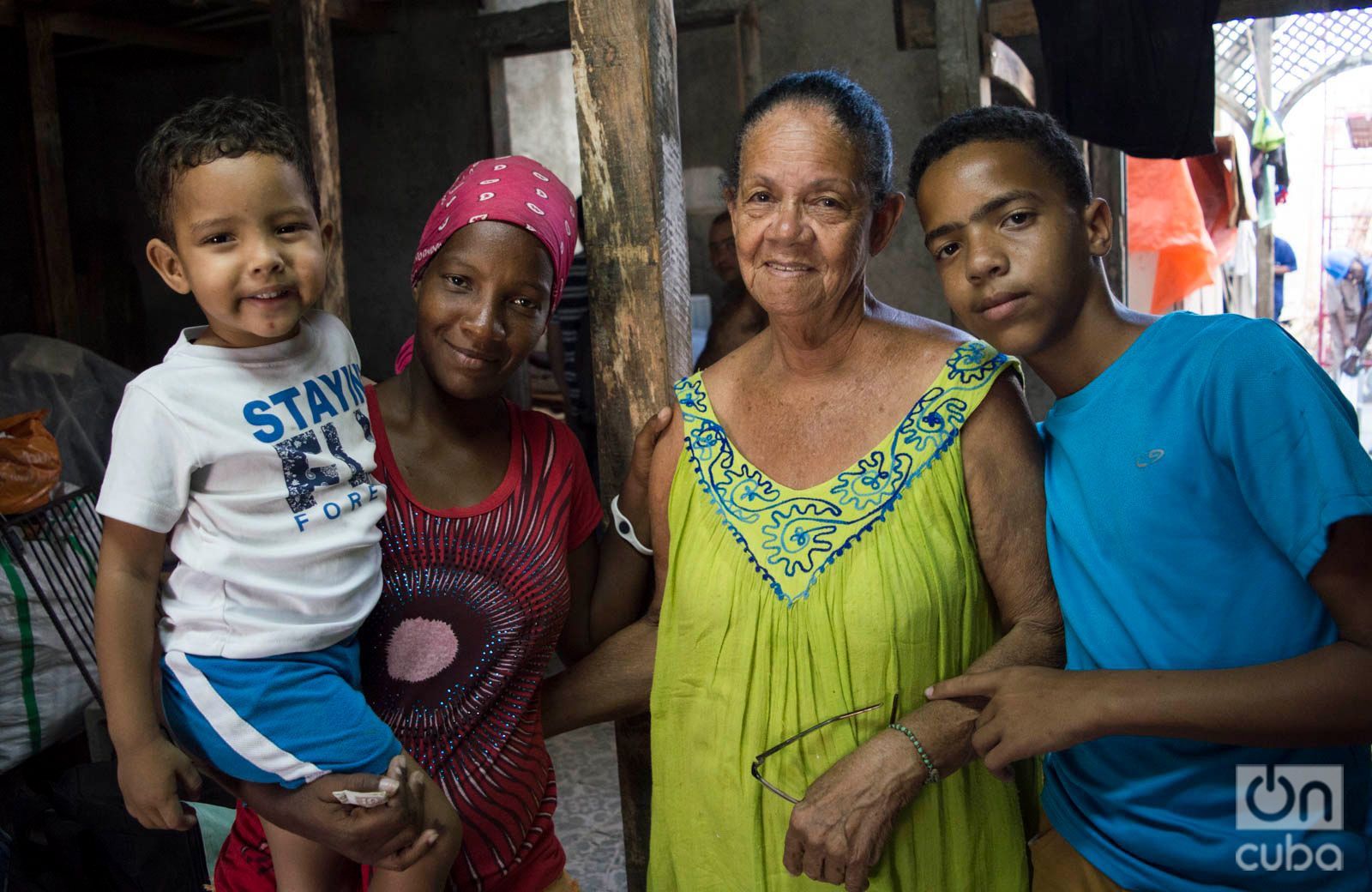 Milagros García (2-i) con sus hijo Dylan, de 3 años, y Lenuán, de 12, y su abuela Edna, a un mes del tornado que destruyó su casa en la barriada de Luyanó, en La Habana. Foto: Otmaro Rodríguez.