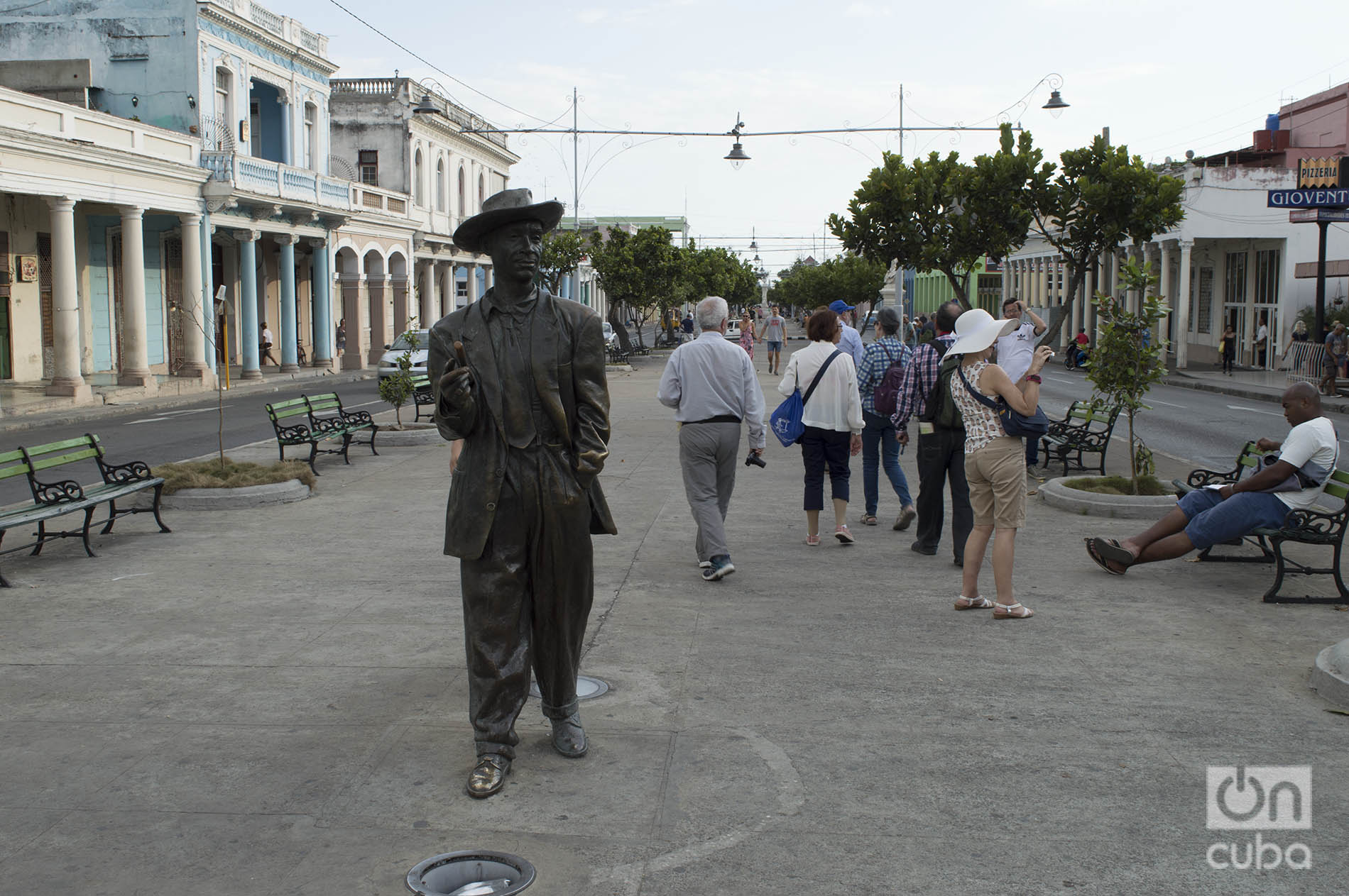 Escultura de Benny Moré en el Paseo del Prado de Cienfuegos. Foto: Otmaro Rodríguez.